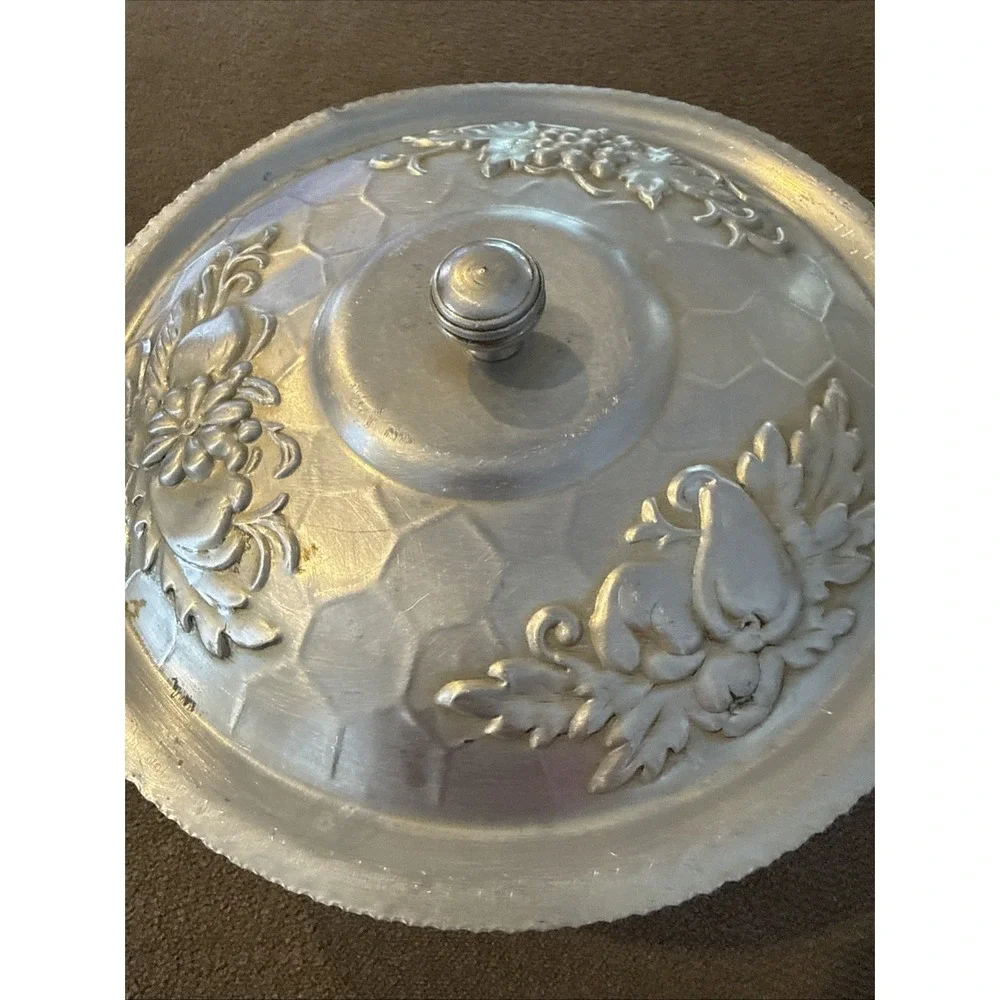 VINTAGE HAMMERED ALUMINUM POT with FLOWER Embellished LID by NASCO in ITALY (TD)